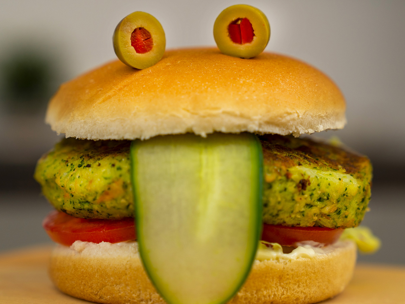 L’hamburger di broccoli mostruosamente buono di Elior e degli Chef in Camicia