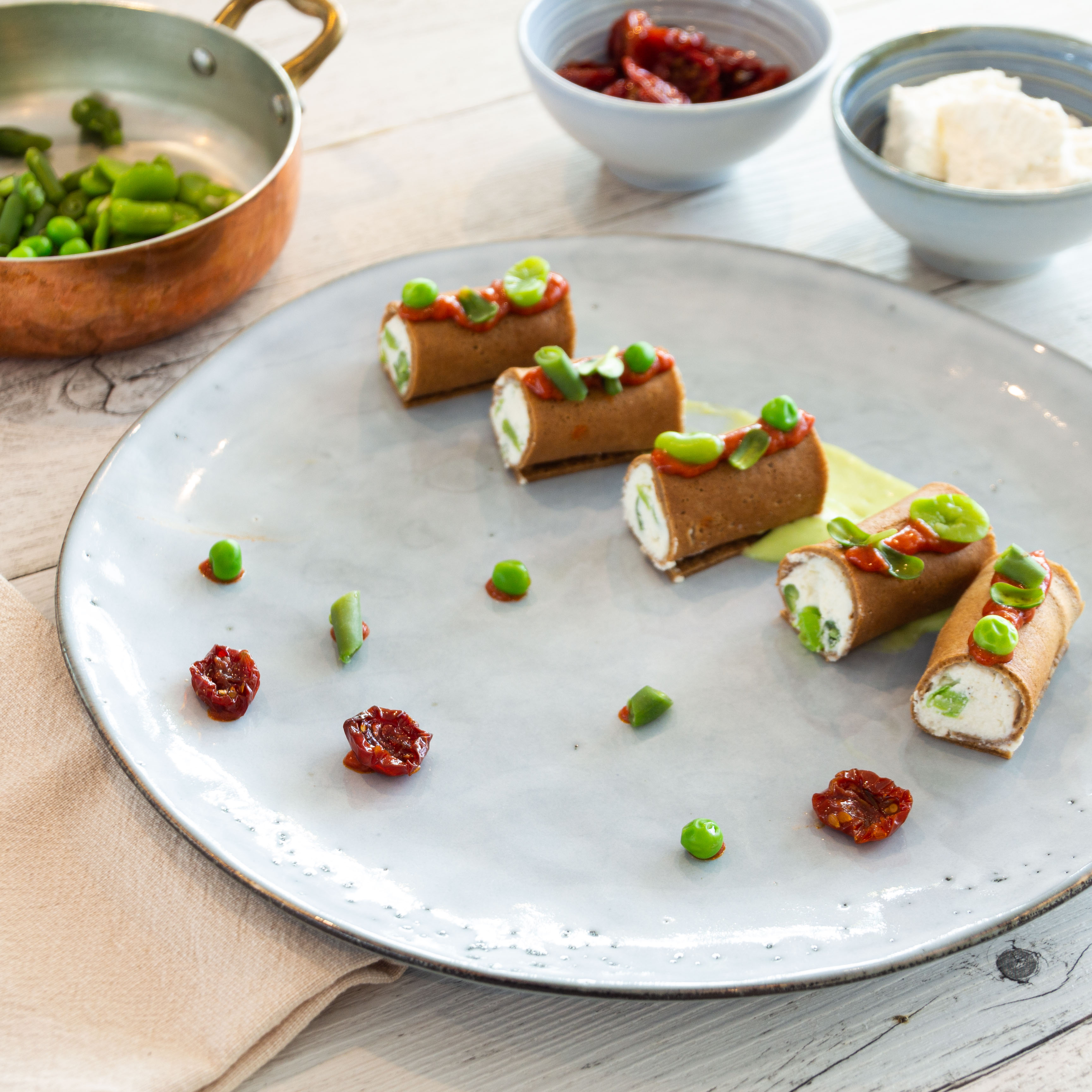 Cannelloni di grano arso, ricotta e baccelli verdi con salsa di pomodori confit