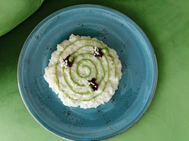 risotto agli asparagi bianchi, primizie e petali di rosa