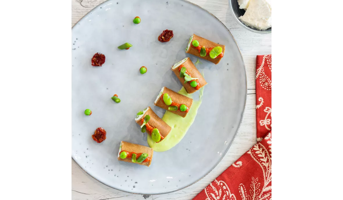 Cannelloni di grano arso, ricotta e baccelli verdi con salsa di pomodori confit
