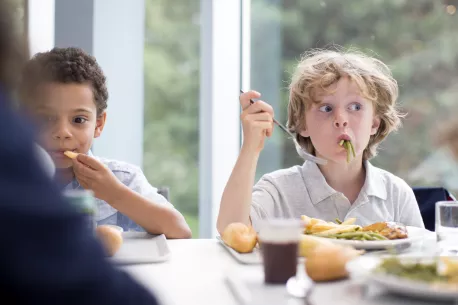 bambini a tavola bambini a tavola