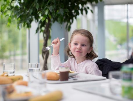 bambina a tavola sana alimentazione bambina a tavola sana alimentazione
